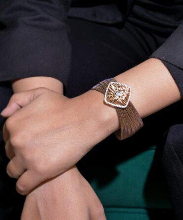 Samriddhi-Silken Gleam Mesh Bracelet with Diamond Sunburst